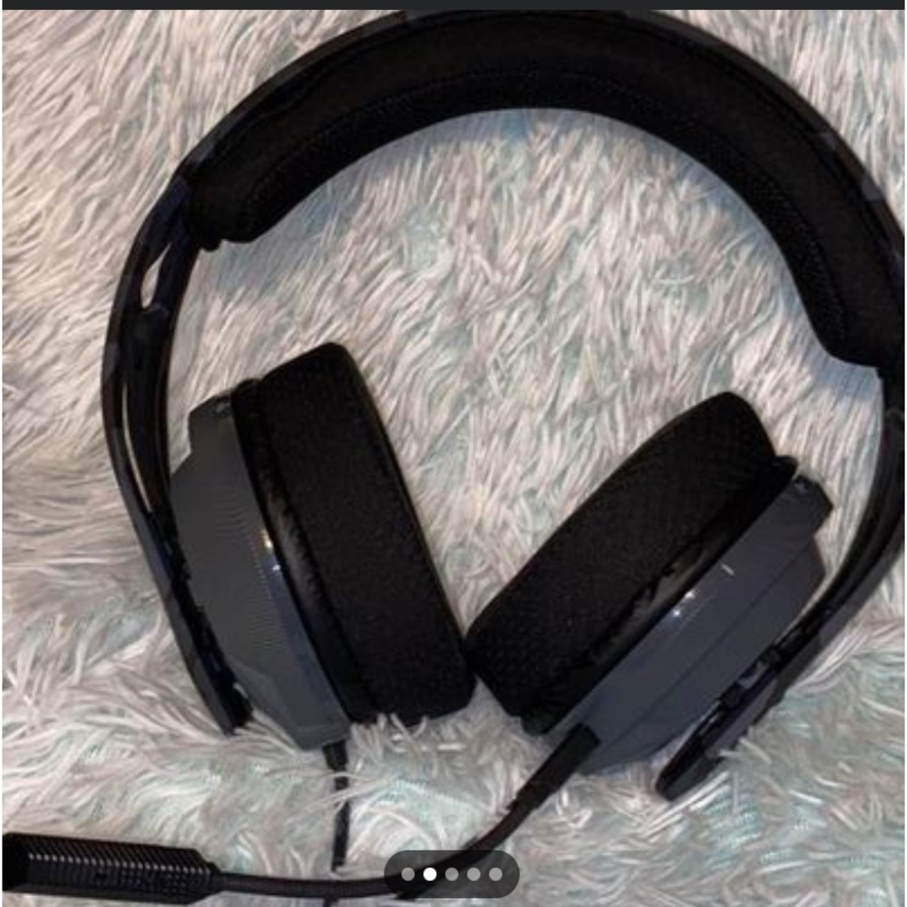 Selling because I have other sets of headphones brand brew color black and grey